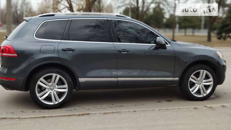Внедорожник / Кроссовер Volkswagen Touareg 2013 в Днепре