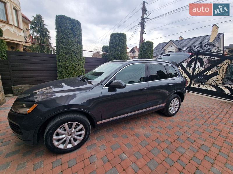 Внедорожник / Кроссовер Volkswagen Touareg 2012 в Черновцах