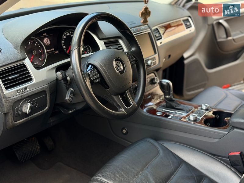 Позашляховик / Кросовер Volkswagen Touareg 2016 в Одесі