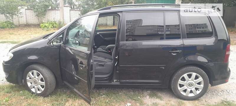 Минивэн Volkswagen Touran 2008 в Баре Минивэн Volkswagen Touran 2008 в Баре