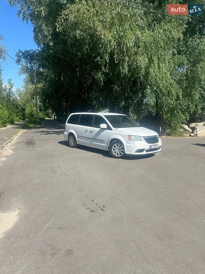 Chrysler Town & Country 2016 photo 2