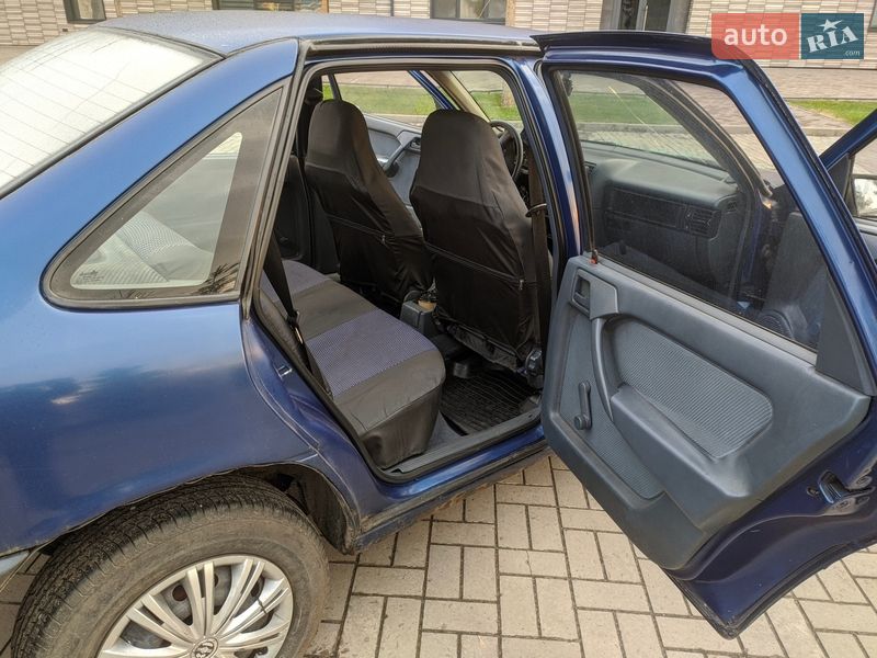 Седан Opel Vectra 1990 в Карловке Седан Opel Vectra 1990 в Карловке