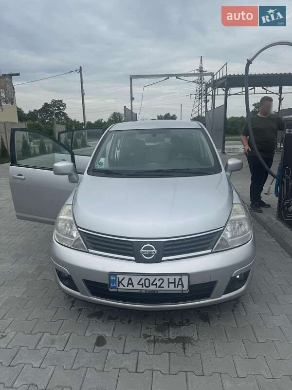 Хэтчбек Nissan Versa 2008 в Бородянке Хэтчбек Nissan Versa 2008 в Бородянке