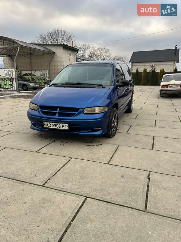 Минивэн Chrysler Voyager 1997 в Хусте