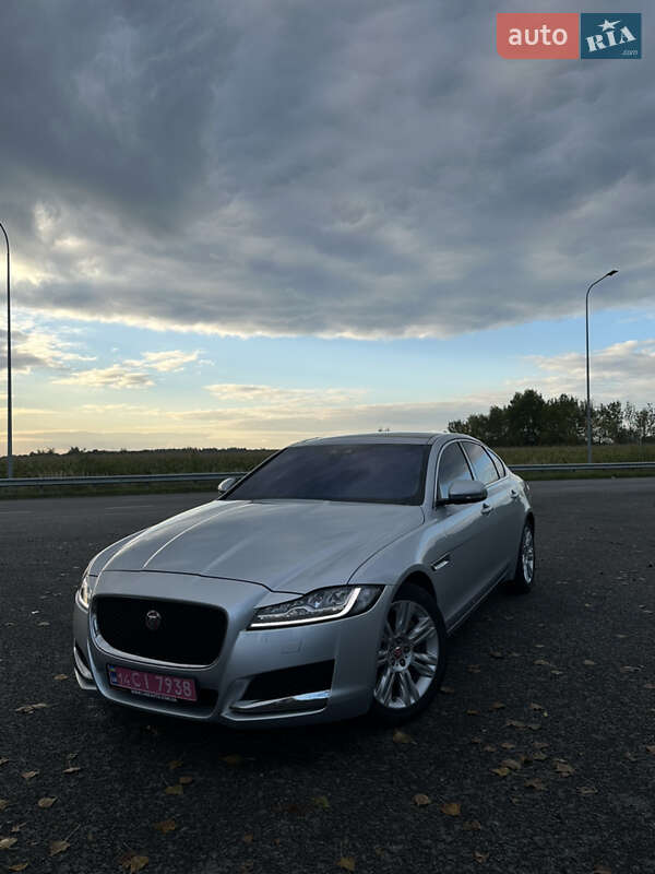 Седан Jaguar XF 2016 в Львове