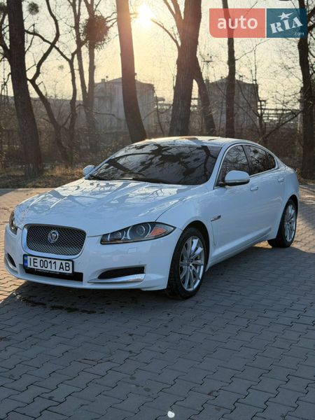 Седан Jaguar XF 2012 в Черновцах