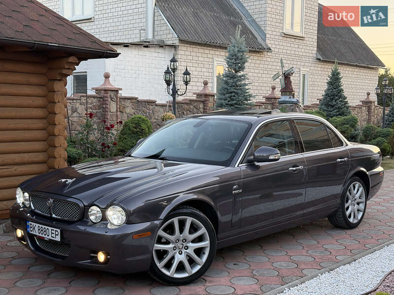 Седан Jaguar XJ 2009 в Вараші