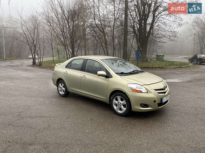 Седан Toyota Yaris 2007 в Києві