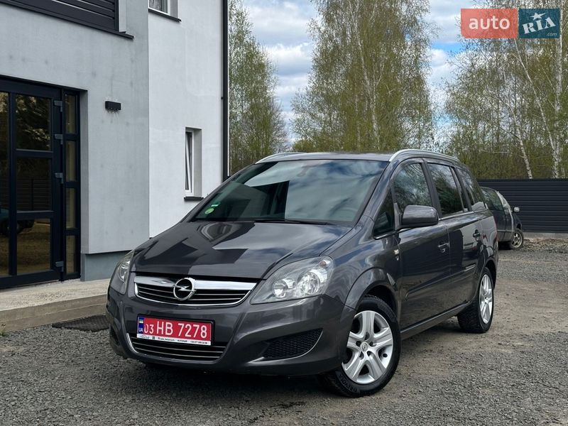 Минивэн Opel Zafira 2010 в Седлище
