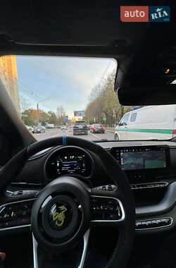 Хэтчбек Abarth Fiat 500 2023 в 