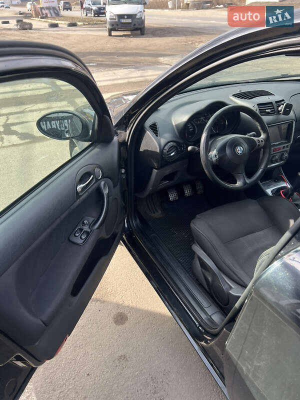 Хэтчбек Alfa Romeo 147 2008 в Вишневом фото 5 Хэтчбек Alfa Romeo 147 2008 в Вишневом