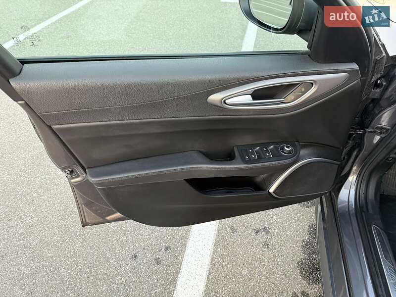 Седан Alfa Romeo Giulia 2022 в Киеве