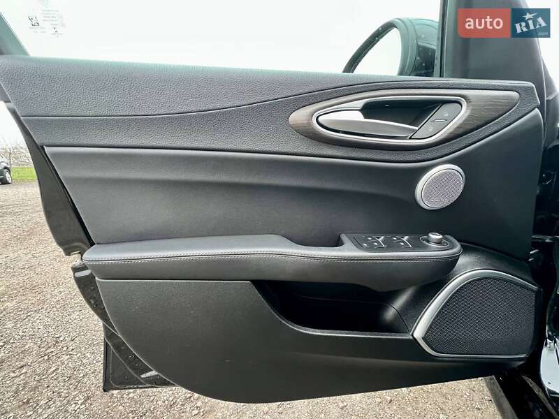 Седан Alfa Romeo Giulia 2018 в Киеве фото 18 Седан Alfa Romeo Giulia 2018 в Киеве