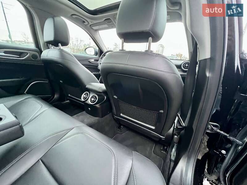 Седан Alfa Romeo Giulia 2018 в Киеве фото 31 Седан Alfa Romeo Giulia 2018 в Киеве