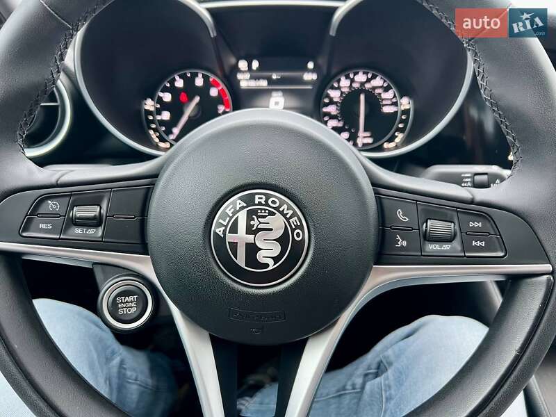 Седан Alfa Romeo Giulia 2018 в Киеве фото 55 Седан Alfa Romeo Giulia 2018 в Киеве