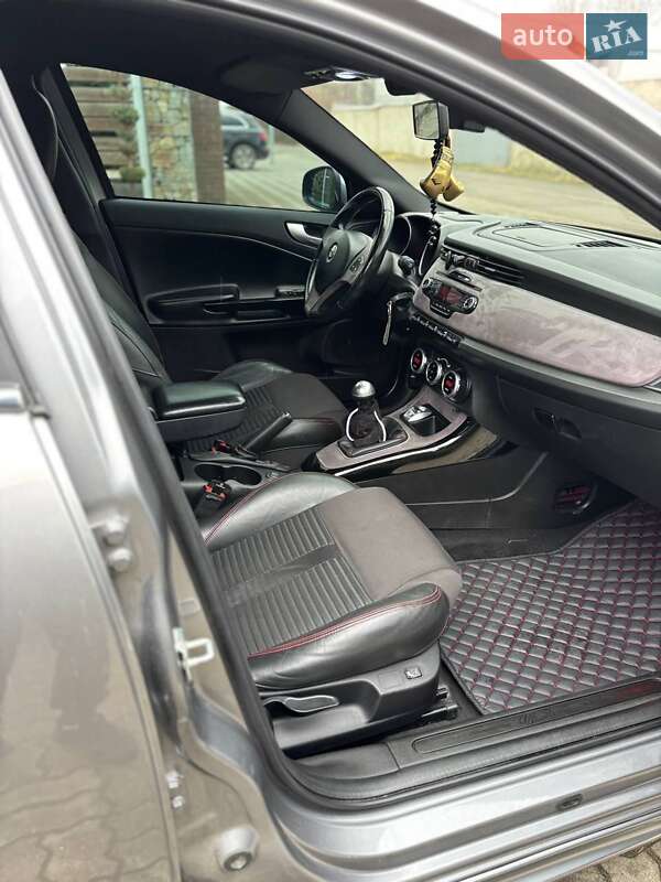 Хэтчбек Alfa Romeo Giulietta 2010 в Стрые