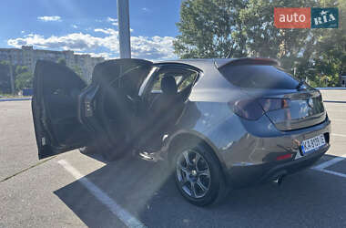 Хэтчбек Alfa Romeo Giulietta 2012 в 