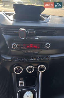Хэтчбек Alfa Romeo Giulietta 2012 в 