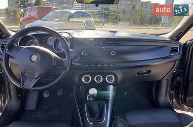 Хэтчбек Alfa Romeo Giulietta 2012 в 