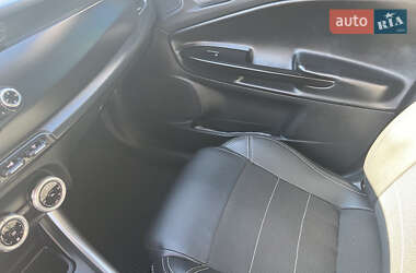 Хэтчбек Alfa Romeo Giulietta 2012 в 