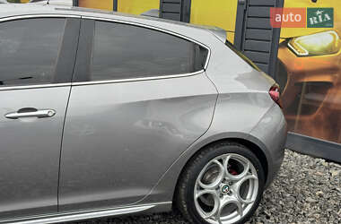 Хэтчбек Alfa Romeo Giulietta 2010 в 
