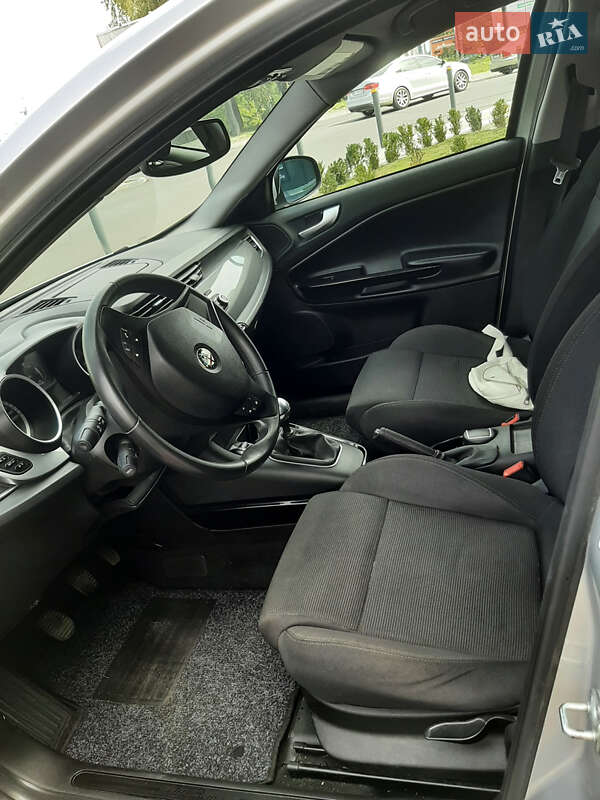 Хетчбек Alfa Romeo Giulietta 2011 в Івано-Франківську фото 11 Хетчбек Alfa Romeo Giulietta 2011 в Івано-Франківську