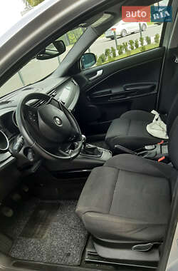 Хэтчбек Alfa Romeo Giulietta 2011 в 