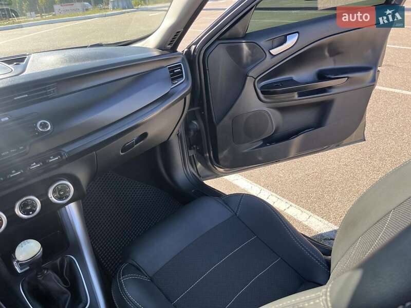 Хетчбек Alfa Romeo Giulietta 2012 в Києві фото 13 Хетчбек Alfa Romeo Giulietta 2012 в Києві