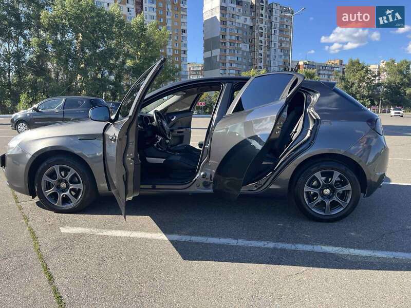 Хетчбек Alfa Romeo Giulietta 2012 в Києві фото 27 Хетчбек Alfa Romeo Giulietta 2012 в Києві