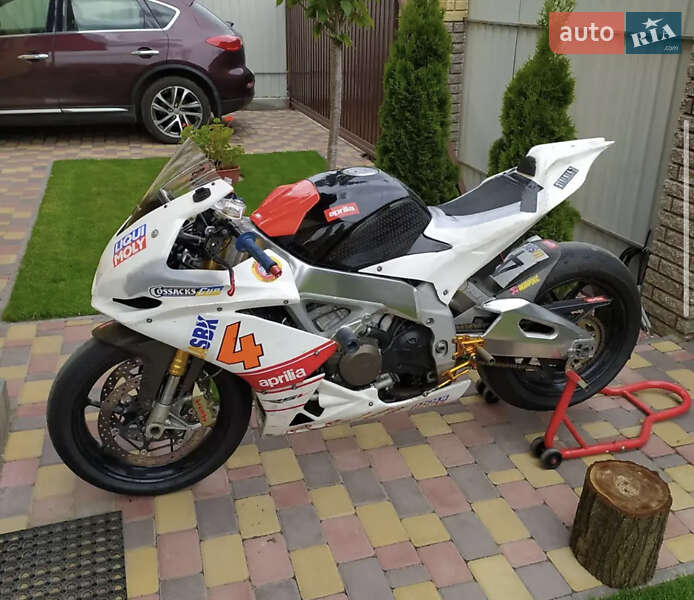 Aprilia RSV4 2011
