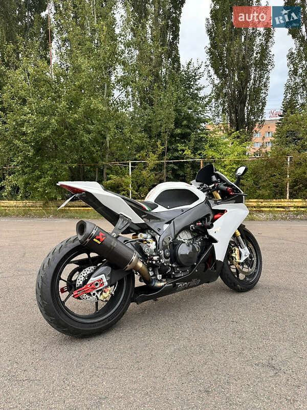 Aprilia RSV4 2015