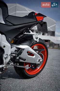 Мотоцикл Без обтекателей (Naked bike) Aprilia Tuono V4 1100 2018 в 