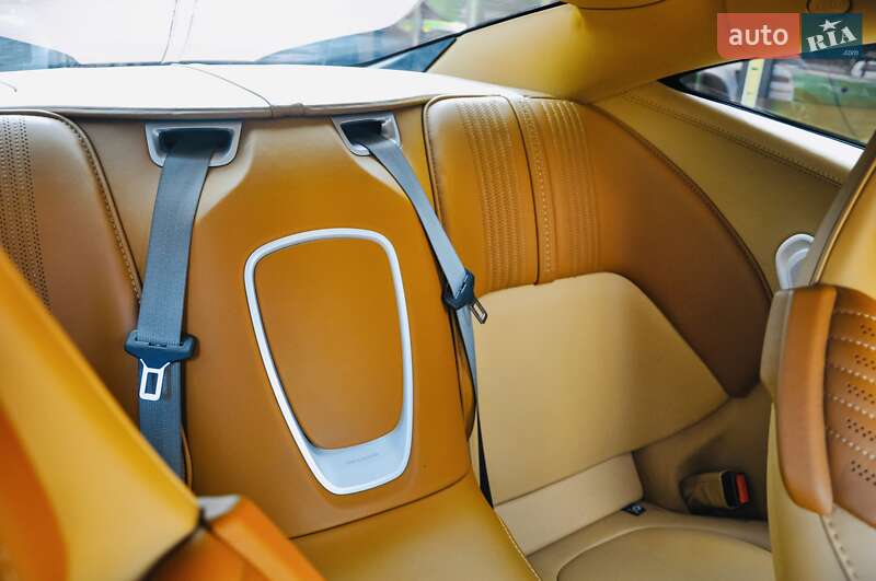 Купе Aston Martin DB11 2017 в Киеве