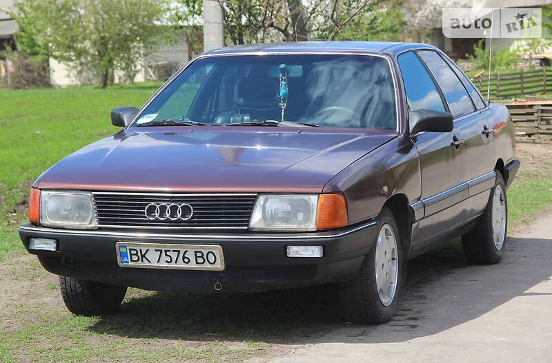 Седан Audi 100 1985 в Луцке