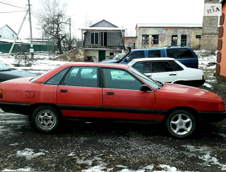 Седан Audi 100 1990 в Сарнах