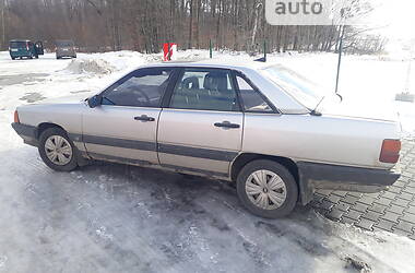 Седан Audi 100 1985 в Черновцах