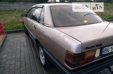 Седан Audi 100 1987 в Костополе