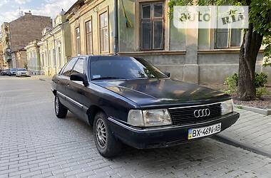 Седан Audi 100 1984 в Черновцах