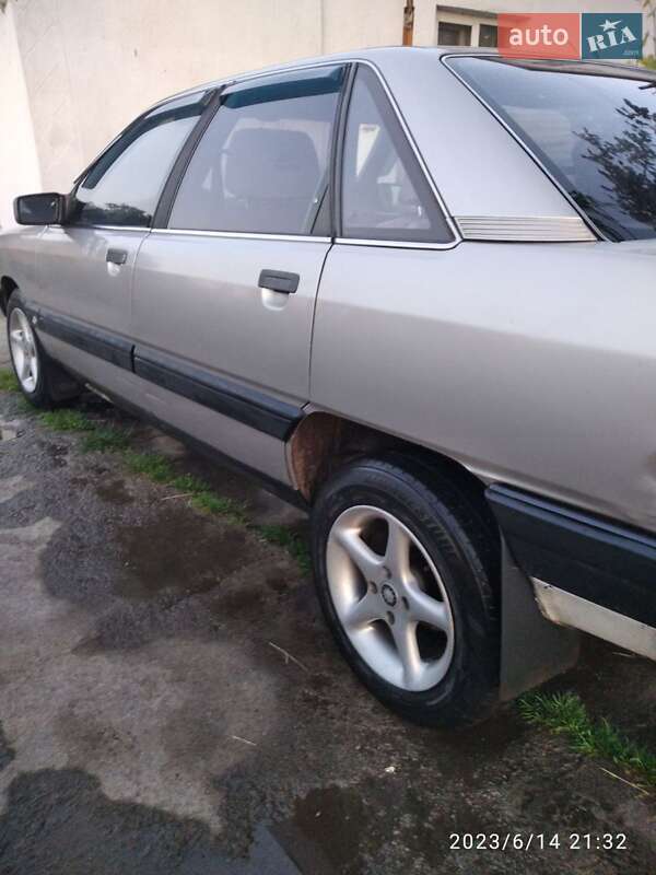 Седан Audi 100 1988 в Гоще
