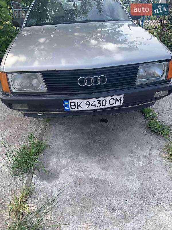 Седан Audi 100 1988 в Гоще