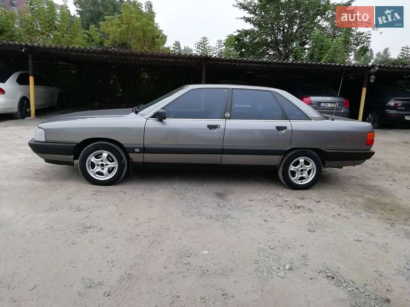 Седан Audi 100 1988 в Дніпрі