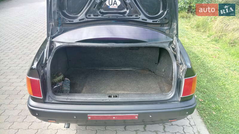 Седан Audi 100 1991 в Сваляве