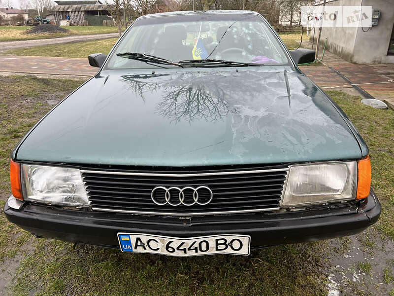 Седан Audi 100 1988 в Шацке
