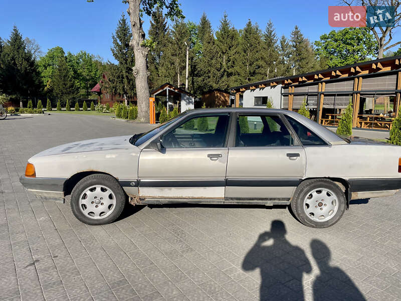 Седан Audi 100 1988 в Луцьку