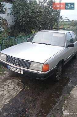 Седан Audi 100 1985 в Дубні