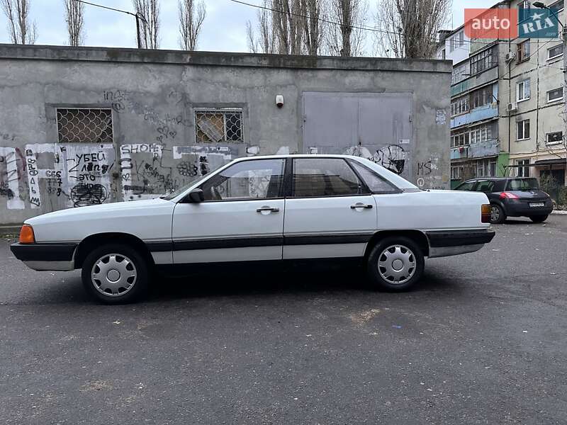 Седан Audi 100 1987 в Одессе