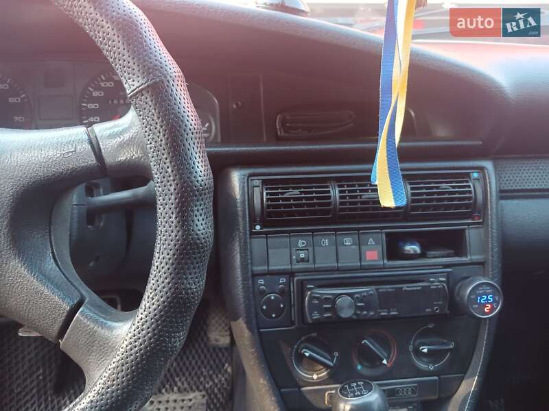 Седан Audi 100 1993 в Обухове