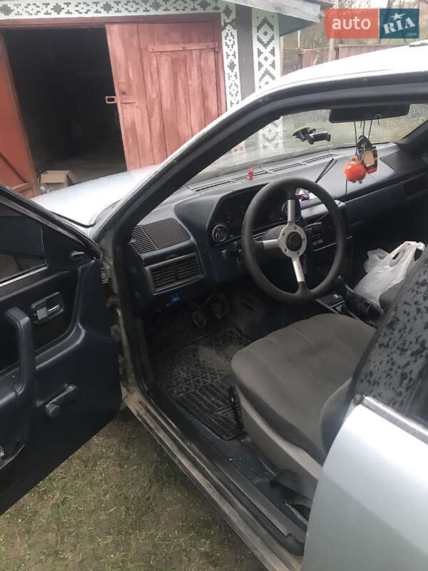 Седан Audi 100 1983 в Кельменцах