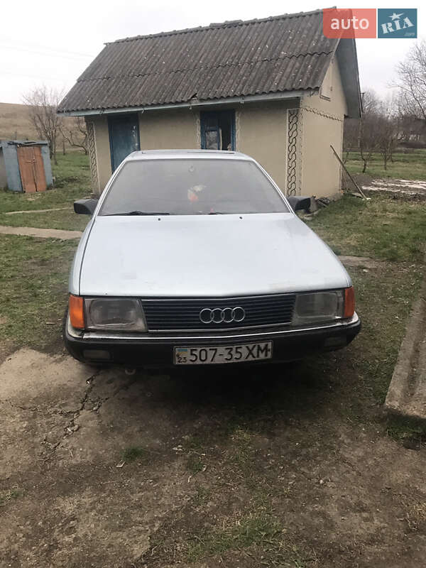 Седан Audi 100 1983 в Кельменцах