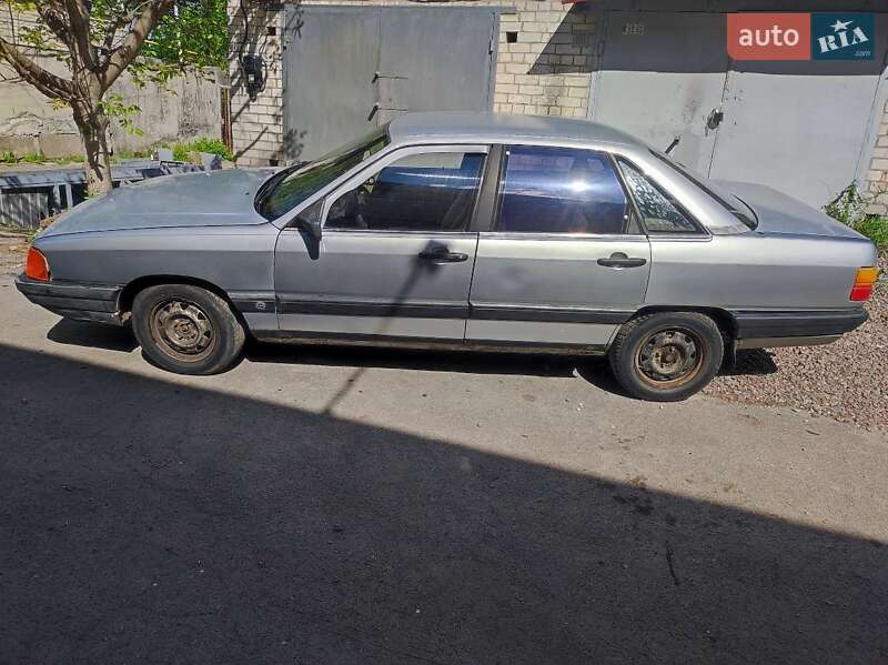 Седан Audi 100 1985 в Дніпрі
